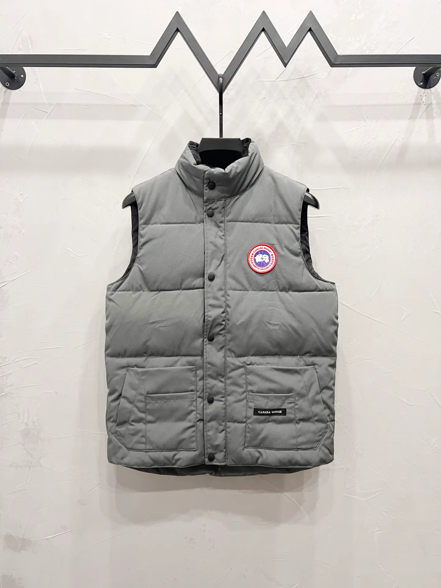 P330 model number: YC28 Canada goose/Canada Goose 4154M Freestyle Crew down vest, using international 50 down, genuine original clothing, pay attention to the version, YKK double zipper, velvet on the back collar, more warm, zippered hidden pocket on the inside, genuine mesh pockets on the inside. If you need to compare with the genuine product, check it out at any time. Accessories are all customized from the original factory. The fabric is molded and customized according to the original version. It can be restored by kneading it at will (fabric interpretation: the harder the fabric, the better the waterproof performance. Only those who buy the latest authentic version this year will notice the softness and comfort of the fabric. Soft fabrics are waterproof and have memory rebound function, which is the authentic fabric). The down is synchronized with genuine white duck down, fluffy and not clumps. The original version of Big Goose is white duck down. It is not the goose down boasted by the world's random copywriting. It can be verified through any official channel. Customized authentic YKK double zipper military-grade copper core zipper puller. High hardness and no jamming. The original smoothness is restored. The workmanship and wiring are all controlled by workers with more than ten years of service. They must be horizontal and vertical. No crookedness. The inner wiring density is more sophisticated. Feel free to compare. Big goose label. Collar label. Washed label. Hangtag. Zipper rope. Pocket label. Collar velvet. Buttons. All details are updated simultaneously with the original version. The best version. A fighter in a world-famous vest. Compare to the entire network. Color: Black White Navy Blue Gray Gray Gray Label Size: S-XXL